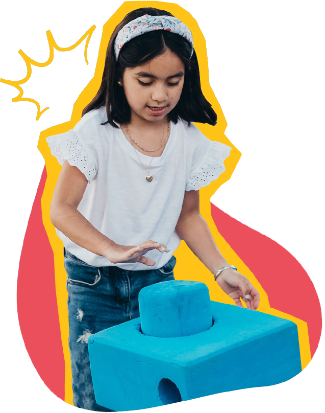 exhibits-kid Child at SDCDM playing with column and block