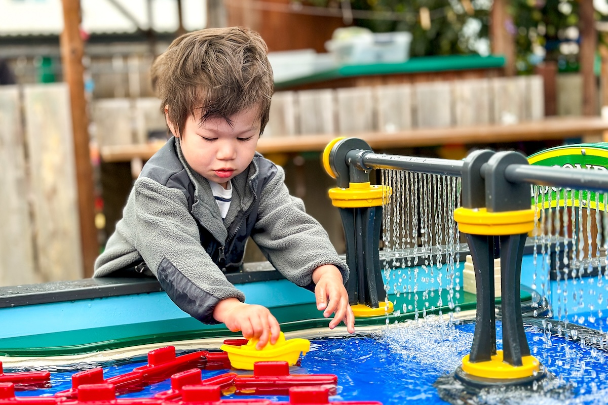 Kids at SDCDM playing in water table